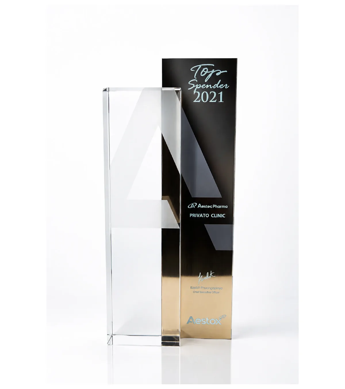 Aestox Top Spender 2021 trophy presented to Privato Clinic by Aestec Pharma