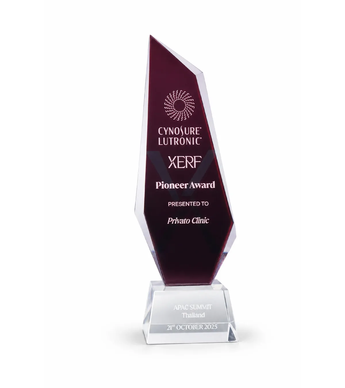 โล่ XERF Pioneer Award ของ Privato Clinic จากงาน APAC Summit Thailand วันที่ 21 ตุลาคม 2025